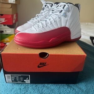 COPY - AIR JORDAN 12 RETRO
WHITE/BLACK-VARSITY RED
BLANC/VARSITY ROUGE/NOIR